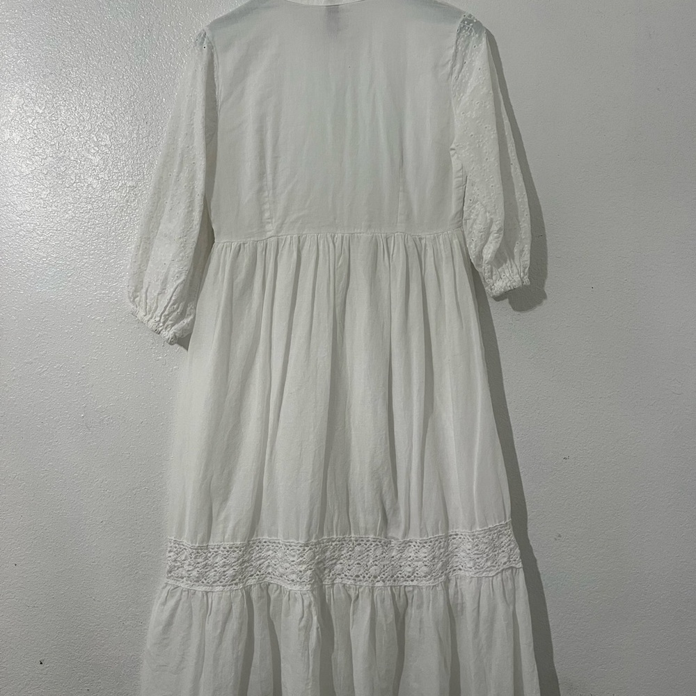 Chic White Maxi Dress with Flowing Silhouette - Picture 6 of 9
